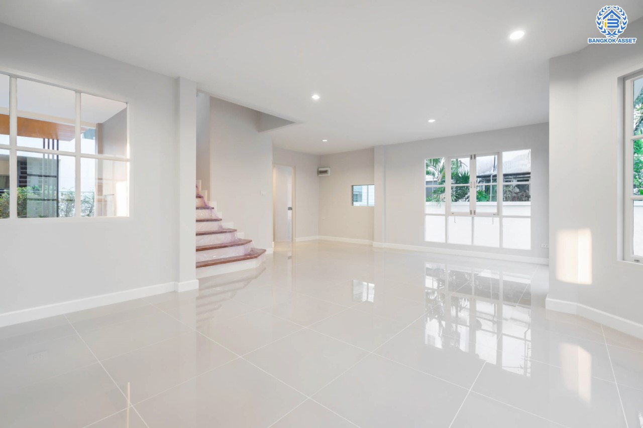 บ้านมือสองตกแต่งใหม่ แบรนด์ LH ม.ชลลดา บางใหญ่-เซ็นทรัลเวสต์เกต หลังใหญ่ เนื้อที่ 62 ตร.ว. โซนต้นโครงการ หน้าบ้านไม่ชนใคร ติดสวนสาธารณะ ฟังก์ชัน 3 ห้องนอน 2 ห้องน้ำ 2 ที่จอดรถ Facilities ครบครัน บนทำเลเดินทางสะดวก เชื่อมต่อถ.กาญจนาภิเษก และเพียง 10 นาทีถึงรถไฟฟ้า "สถานีคลองบางไผ่"